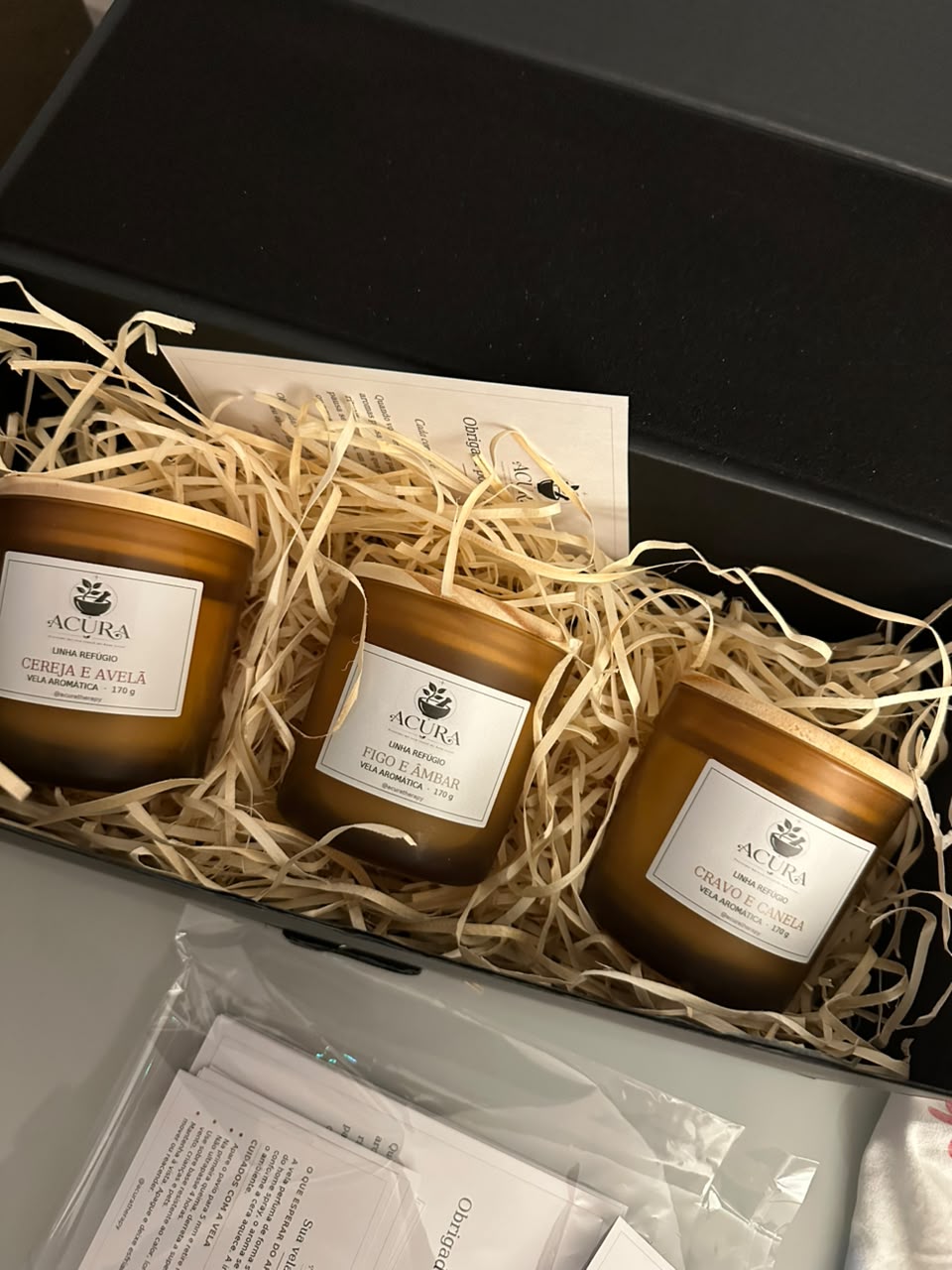 As três velas da Linha Refúgio na caixa de presente Acura